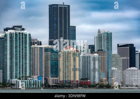Les immeubles modernes de grande hauteur et les appartements de luxe dominent l'horizon de Miami dans le quartier financier de Brickell, Floride, États-Unis Banque D'Images