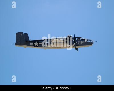 Titre : profil latéral du bombardier B-25 Mitchell de la seconde Guerre mondiale en vol Banque D'Images