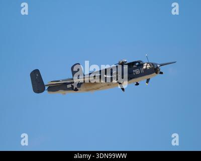 Titre : bombardier nord-américain B-25 Mitchell de la seconde Guerre mondiale en vol Banque D'Images