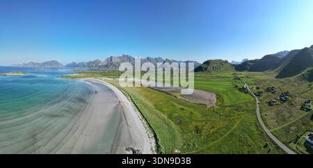 Vue aérienne du paysage côtier de l'Atlantique Nord avec vue sur la plage d'Yttersand, Fredvang, Lofoten, Norvège, Europe Banque D'Images