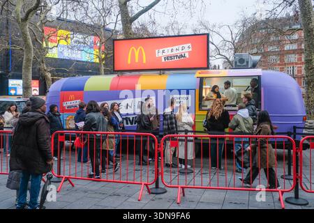 Londres, Royaume-Uni 8 février 2026. McDonald's Friends Festival, Leicester Square. Un événement promotionnel pour le repas des nouveaux amis au Royaume-Uni McDonald's le festival comprend des projections gratuites d'épisodes de la comédie télévisée américaine aux cinémas Odeon luxe Leicester Square, vue West End et Cineworld Leicester Square, ainsi qu'un hamburger minibus McDonald's mobile. L'événement se déroule à travers le Royaume-Uni du 9 au 20 février, dans les cinémas Cineworld. Banque D'Images