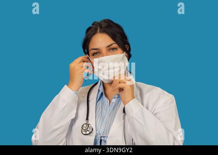 Travailleur de la santé portant un manteau blanc et stéthoscope, favorisant la sécurité et la protection Banque D'Images