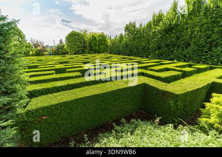 Jardin botanique Kapias à Goczałkowice-Zdrój, Pologne, avec un labyrinthe, des fleurs colorées et des sentiers paysagers luxuriants Banque D'Images