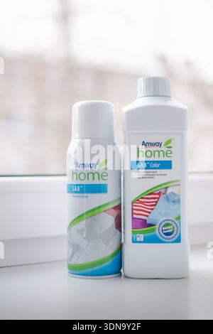 Riga, Lettonie - 08 février 2026 : détergent à lessive couleur Amway SA8 et vaporisateurs de prélavage positionnés sur un rebord de fenêtre avec Banque D'Images