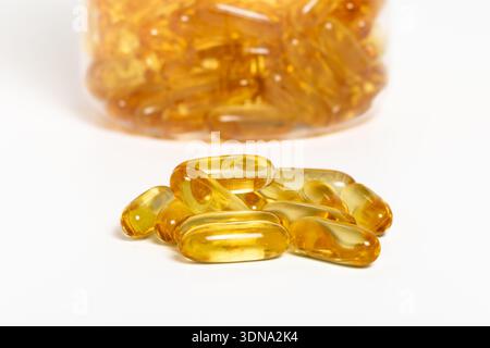 Campsules de supplément de gel Omega 3 gros plan sur fond blanc Banque D'Images