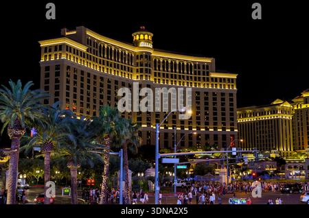 8 février 2026 Las Vegas NV USA les gens marchent le long du Strip de Las Vegas la nuit près du casino de l'hôtel Bellagio illuminé avec des feux de circulation. Banque D'Images
