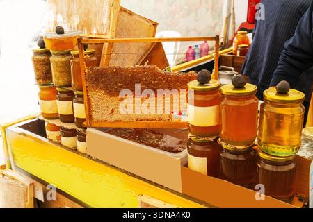 Juste, supermarché miel. Apiculteurs, différents types de miel dans des bocaux en verre et d'autres plats divers, y compris les nids d'abeilles et le miel avec des noix et mignon Banque D'Images