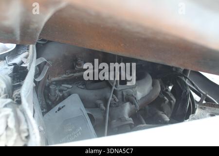 Pièces intérieures de voiture en mousse blanche après un incendie. Réparation automobile. Banque D'Images