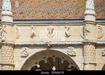 Sculptures et pierres décorent l'entrée du monastère Jeronimos à Lisbonne Banque D'Images