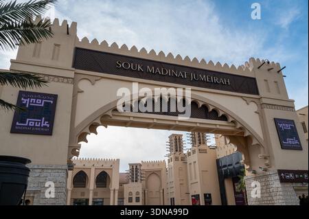 16.03.2025, Dubaï, Émirats Arabes Unis, Asie - entrée avec panneau au Souk Madinat Jumeirah, un bazar commercial dans le style traditionnel du moyen-Orient. Banque D'Images