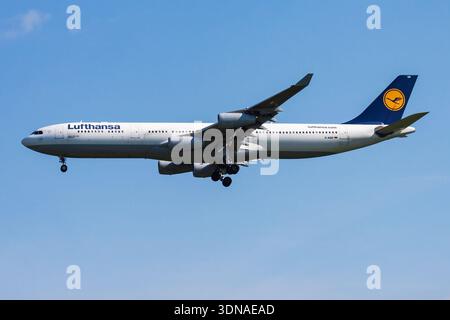 Lufthansa Airbus A340-300 immatriculé d-AIGP en approche finale de l'aéroport de Munich (MUC), Allemagne, 2013 Banque D'Images