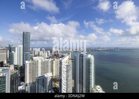 Vue aérienne de gratte-ciel étincelants perçant la ligne d'horizon, contrastant avec les eaux de la baie de Biscayne dans le paysage urbain vibrant, Brickell, Miami, Floride, Banque D'Images