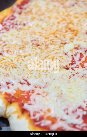 Détail d'une pizza maison sur une poêle de feuille Banque D'Images