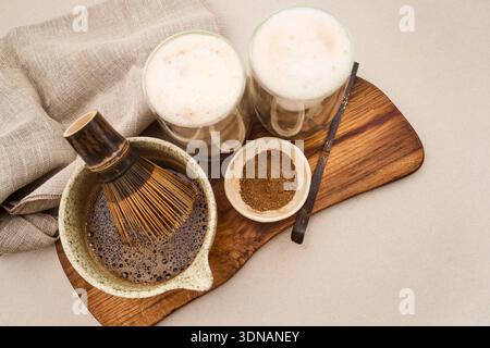 Thé Hojicha préparé avec un fouet en bambou et servi comme lattes Banque D'Images