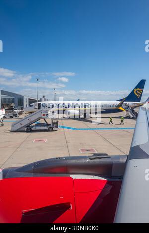 Ryanair Boeing MAX (737-8-200) est un Boeing 737 MAX 8-200 à haute densité, 200 passagers, chargé de passagers à l'aéroport sud de Tenerife. Banque D'Images