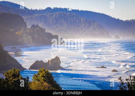 Une vue aérienne panoramique panoramique capturant la grande plage de sable le long de la baie de Tillamook, avec l'océan Pacifique et le paysage côtier environnant und Banque D'Images