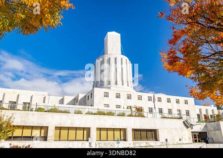 Le bâtiment du Capitole de l'État de l'Oregon se trouve bien en vue sous un ciel clair et lumineux à Salem Banque D'Images