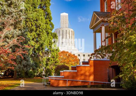 Le bâtiment du Capitole de l'État de l'Oregon se trouve bien en vue sous un ciel clair et lumineux à Salem Banque D'Images