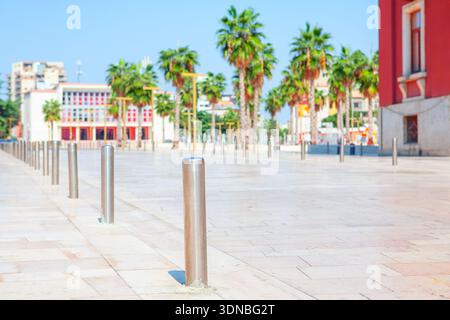 Sheshi Liria ou place de la liberté à Durres, Albanie. La place publique sert de plaque tournante centrale animée pour les habitants et les touristes, entourée de cafés et de boutiques Banque D'Images