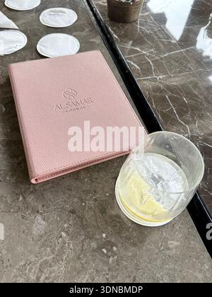 Verre d'eau sur la table avec menu bar de l'hôtel madinat Banque D'Images