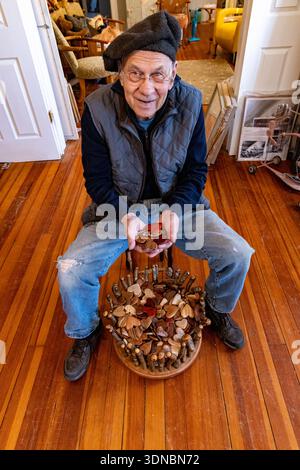 Artiste Tommy Simpson tenant ses coeurs en bois faits à la main - Asheville, Caroline du Nord, USA Banque D'Images
