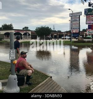 Des gens se sont retrouvés bloqués à Houston en raison du débordement d'un réservoir après que l'ouragan Harvey eut dévasté la région. Banque D'Images