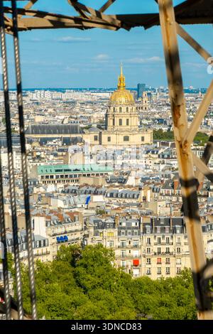 France, Paris, les Invalides à travers la structure métallique de la Tour Eiffel Banque D'Images