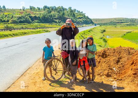 Madagascar, région de Vakinankaratra, route nationale 7 ou RN7, près d'Antsirabe, famille malgache prenant une photo avec un smartphone Banque D'Images
