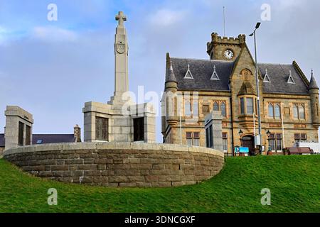Le mémorial de guerre et style baronial écossais, Lerwick Town Hall, siège du Shetland Islands Council, Écosse. Banque D'Images