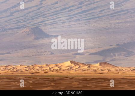 Maroc, Sahara, région de Drâa-Tafilalet, M'Hamid El Ghizlane, dunes au bord de l'Erg Lâalem, Jbel Bani en arrière-plan Banque D'Images