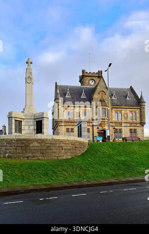 Le mémorial de guerre et style baronial écossais, Lerwick Town Hall, siège du Shetland Islands Council, Écosse. Banque D'Images