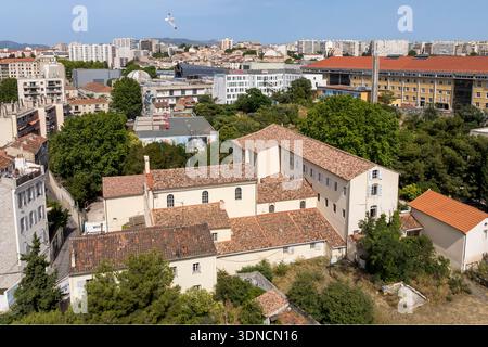 France, Bouches du Rhône, Marseille, le Couvent, un grand jardin sur la rue Levat mais aussi un lieu culturel hybride avec sa ville d’artistes, d’expositions, de concerts et même de projets ouverts sur le quartier (vue aérienne) Banque D'Images