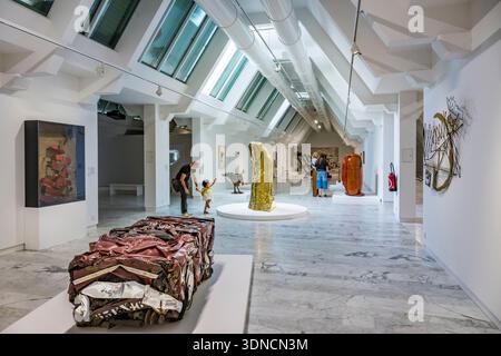 France, Bouches du Rhône, Marseille, le MAC (Musée d'Art contemporain), rénové en 2023 Renault 977 VL 06 (1989) et le pouce (1965) par l'artiste César Banque D'Images