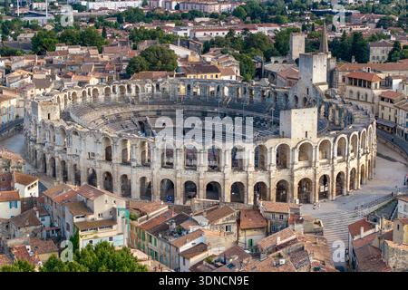 France, Bouches du Rhône, Arles, les Arènes, amphithéâtre romain construit vers 80-90 après JC, classé au patrimoine mondial de l'UNESCO, au coeur de la vieille ville (vue aérienne) Banque D'Images