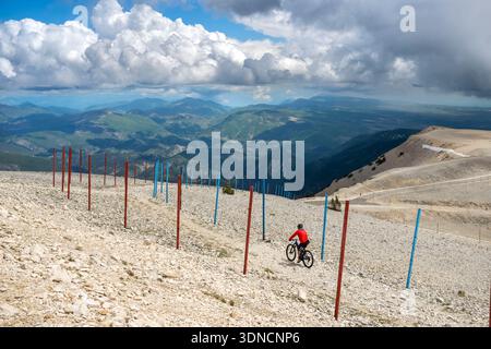 France, Vaucluse, Parc naturel régional du Mont Ventoux, Bedoin, cyclistes au sommet du Mont Ventoux (1910m) Banque D'Images