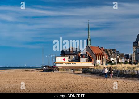 France, Calvados, Houlgate, station de sauveteurs sur la plage Banque D'Images
