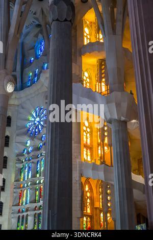 Espagne, Catalogne, Barcelone, quartier de l'Eixample, basilique de la Sagrada Familia par l'architecte moderniste catalan Antoni Gaudi, classé au patrimoine mondial de l'UNESCO, le transept de la façade de la passion dédié à l'eau, à la résurrection et à la lumière et à droite l'un des deux escaliers en colimaçon du déambulatoire donnant accès à la partie supérieure du chœur Banque D'Images