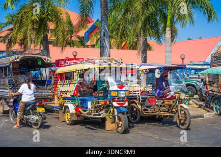 Laos, Savannakhet, le grand marché Savanxay, tuk-tuks en attente de clients Banque D'Images