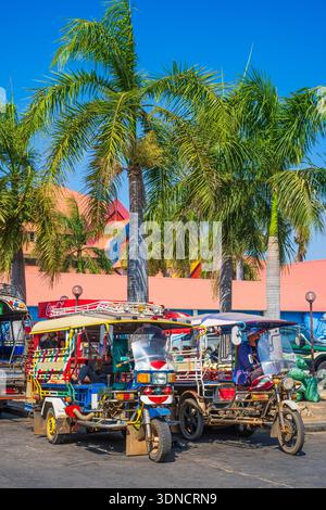 Laos, Savannakhet, le grand marché Savanxay, tuk-tuks en attente de clients Banque D'Images
