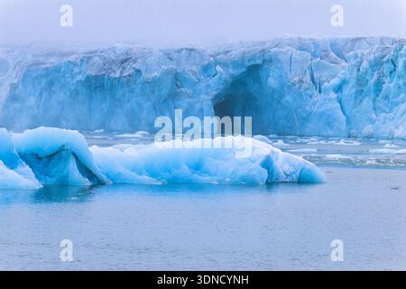 Plateau glacier avec une grotte au bord de la mer Banque D'Images