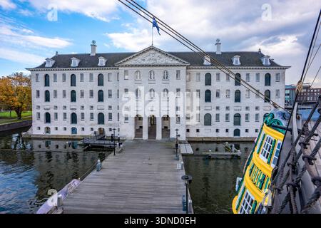 Le Het Scheepvaartmuseum, ou le Musée maritime national à Amsterdam pays-Bas. Il a été conçu par Daniël Stalpaert et construit en 1656 Banque D'Images