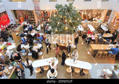 Paris (75), quartier du Marais, rue Sainte-Croix de la Bretonnerie, Eataly (épicerie fine italienne) ouvert en 2019, la Piazza, brunch italien du dimanche Banque D'Images