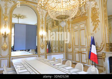 France, Paris, rue du Faubourg-Saint-Honoré, palais de l'Elysée, rez-de-chaussée, salon des Ambassadeurs où se déroule le Conseil des ministres avec un tableau contemporain de Geneviève Asse intitulé Atlantique Banque D'Images