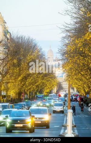 France, Paris, Avenue Montaigne pendant les vacances de Noël, le Sacré coeur en arrière-plan Banque D'Images