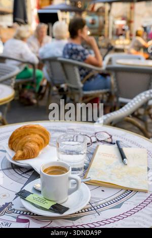 France, Côte d'Or, Dijon, zone classée au Patrimoine mondial de l'UNESCO, place rude, café et croissant sur une table sur la terrasse d'un bistrot Banque D'Images
