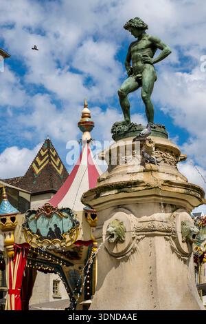 France, Côte d'Or, Dijon, zone classée au patrimoine mondial de l'UNESCO, fontaine de Bareuzai surmontée de la sculpture en bronze la vendangeuse foulant les raisins Banque D'Images