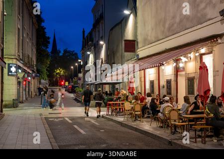 France, Côte d'Or, Dijon, zone classée au patrimoine mondial de l'UNESCO, terrasses autour des halles centrales Banque D'Images