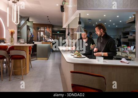 France, Côte d'Or, Dijon, zone classée au Patrimoine mondial de l'UNESCO, François Louvel dans sa Brasserie François autour des halles centrales Banque D'Images