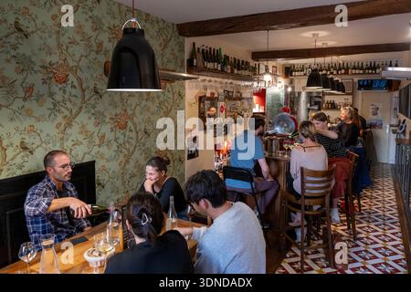 France, Côte d'Or, Dijon, zone classée au Patrimoine mondial de l'UNESCO, restaurant la Cave se Rebiffe rue Vannerie Banque D'Images