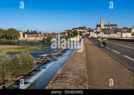 France, Nièvre, Nevers, Pont de la Loire, pont sur la Loire, avec la cathédrale Saint-Cyr-et-Sainte-Julitte en arrière-plan Banque D'Images